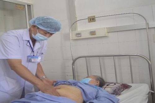 Phẫu thuật thành công lấy viên sỏi bàng quang to bằng quả trứng trên bệnh nhân U90