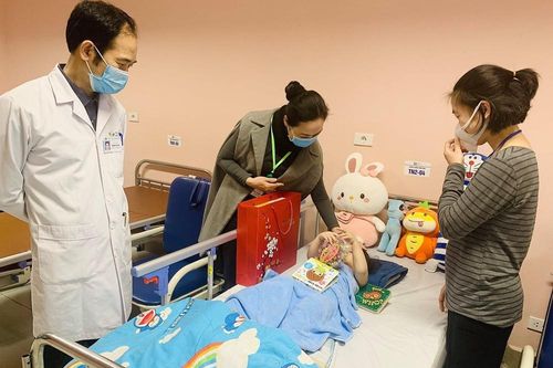 Hình ảnh bé rơi từ tầng 12A xuất viện