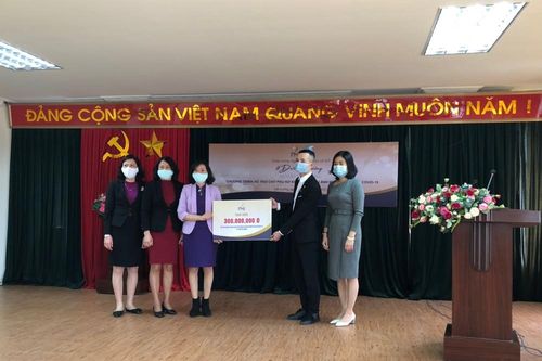PNJ trao 1 tỷ đồng hổ trợ phụ nữ khó khăn do dịch COVID-19