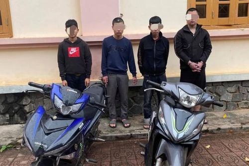 Nhóm thanh niên dùng gậy ba khúc đánh người đi đường, cưới tài sản