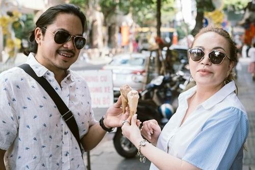 Thanh Hà hạnh phúc tay trong tay bên bạn trai kém 12 tuổi