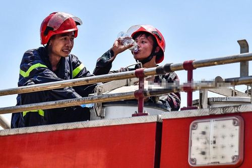 Chàng lính cứu hỏa Thanh Hóa nhường bình dưỡng khí cho nạn nhân