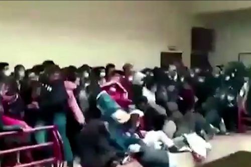Khoảnh khắc gãy lan can trường học khiến 7 sinh viên tử vong ở Bolivia