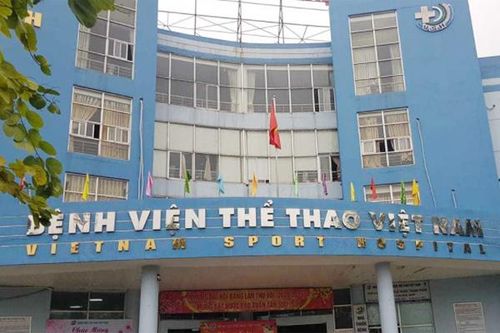 Người đàn ông không khai báo y tế, lao thẳng xe vào bệnh viện