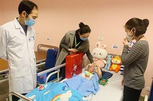 Bé gái rơi từ tầng 13 chung cư được xuất viện