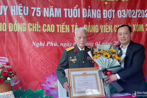 Trao Huy hiệu 75 năm tuổi Đảng