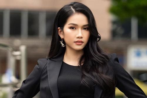 Á hậu Phương Anh mặc áo crop-top khoe vòng eo 'con kiến'