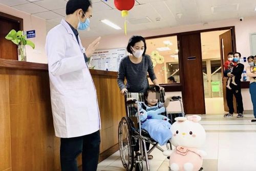 Bé gái 3 tuổi rơi từ tầng 12 chung cư ra viện là 'niềm hạnh phúc quá lớn lao của gia đình'