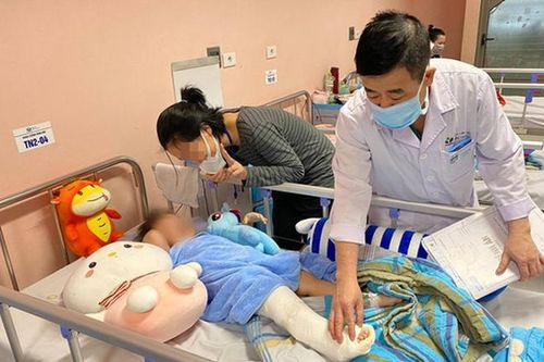 Bé gái 3 tuổi rơi từ tầng 12 chung cư xuất viện trong sáng nay
