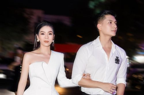 Lệ Quyên mặc đồ đôi tay trong tay cùng tình trẻ trên thảm đỏ, fan chỉ biết thốt lên 'quá đẹp đôi'