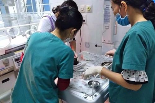 Bé gái sơ sinh bị bỏ rơi tại bãi biển Quảng Bình
