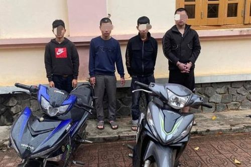 Bắt 4 đối tượng dùng gậy ba khúc đánh người đi đường cướp tài sản
