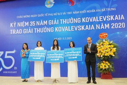 3 nữ sinh chuyên Toán được trao học bổng Kovalevskaia năm 2021