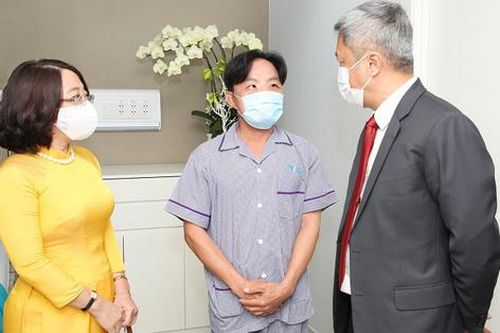 Bộ Y tế tặng bằng khen êkíp phẫu thuật thành công cho chàng trai bị bệnh hiếm