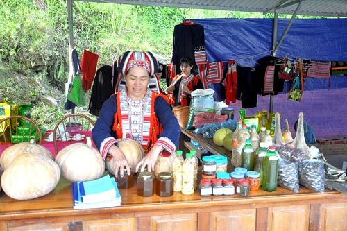 Trên đất cằn… những bông hoa vẫn nở