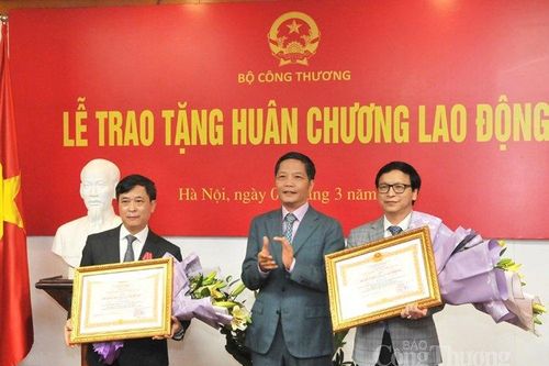 Trao tặng Huân chương Lao động cho nguyên lãnh đạo các đơn vị thuộc Bộ Công Thương