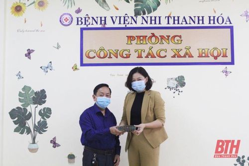 Vợ chồng bác sỹ ủng hộ 200 triệu đồng cho CLB 'Dĩa cơm trên tường Thanh Hóa'