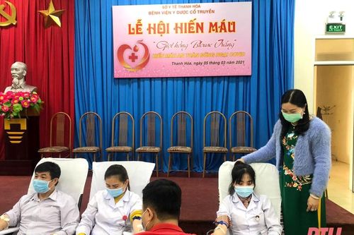 160 đơn vị máu nghĩa tình tặng các mẹ, các chị đang được điều trị tại các cơ sở y tế