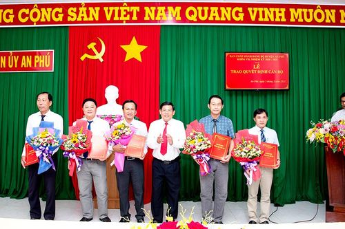 Ban Thường vụ Huyện ủy An Phú trao quyết định công tác cán bộ