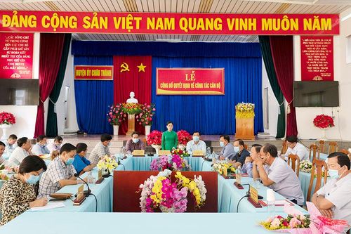 Ban Thường vụ Huyện ủy Châu Thành trao quyết định công tác cán bộ