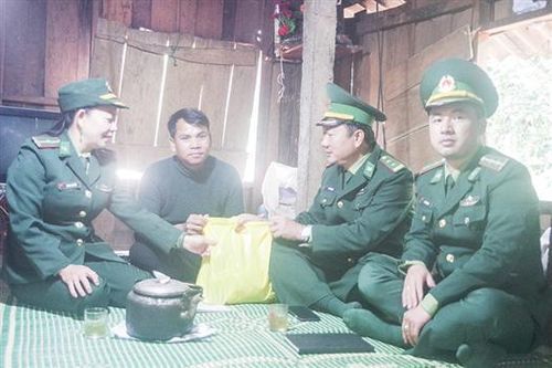 Những 'bóng hồng' nơi biên cương Tổ quốc