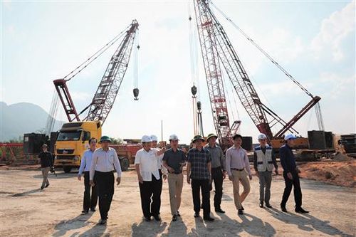 Phó Chủ tịch Thường trực UBND tỉnh Hà Sỹ Đồng kiểm tra tiến độ thi công các dự án điện gió trên địa bàn huyện Hướng Hóa