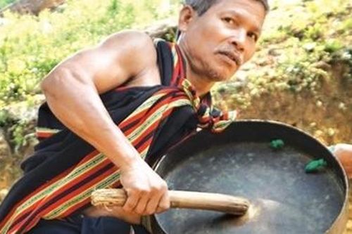 Người giữ hồn chiêng, dân vũ nơi đại ngàn đất quế Trà Bồng