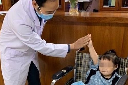 Bé gái rơi từ tầng 12 chung cư cười tươi trong ngày ra viện