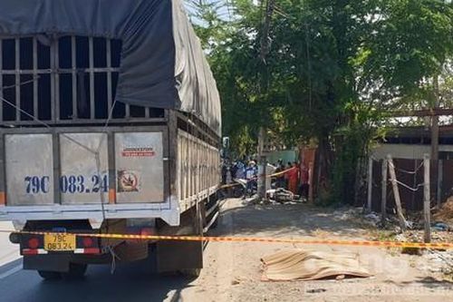 Xe tải dừng ngay khúc cua, thanh niên tông vào tử vong tại chỗ
