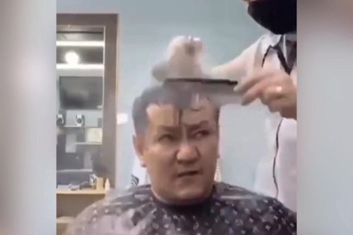Clip: Khách tức phát khóc khi gặp phải thợ cắt tóc 'lầy'