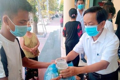 Cả nghìn suất cơm miễn phí đến với bệnh nhân nghèo