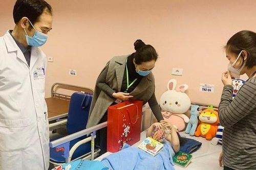 Bé gái rơi từ tầng 12A chung cư xuất viện