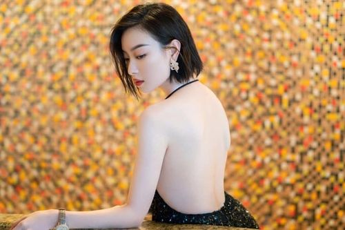 Mặc váy hở lưng, Nghê Ni run rẩy vì lạnh