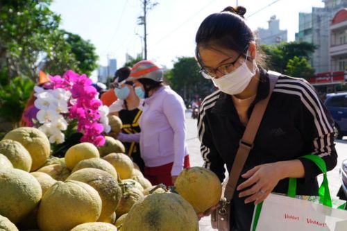 Người dân TP.HCM giải cứu bưởi Đồng Nai