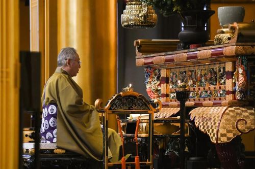 Người Nhật làm lễ cầu siêu, tập thiền qua mạng