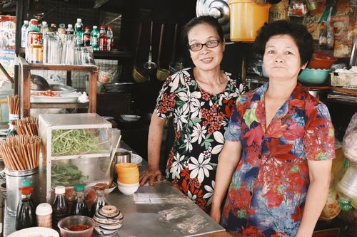 Sạp hủ tiếu hơn 60 năm tuổi của cô Chánh ở TP.HCM