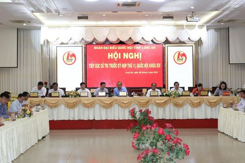 Phó Thủ tướng Thường trực Trương Hòa Bình tiếp xúc cử tri Long An