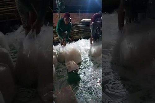 Rùng mình cảnh bánh tráng chất đống trên sàn bụi bẩn, công nhân giẫm đạp