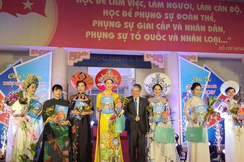 Đặc sắc màn trình diễn áo dài của nữ cán bộ, giảng viên Trường ĐH Mở Hà Nội