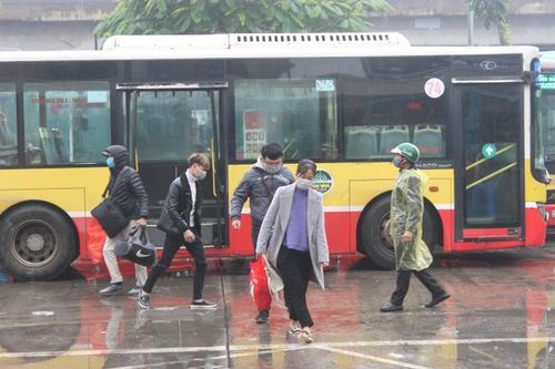 Hà Nội: Dừng thực hiện giãn cách hành khách trên phương tiện vận tải