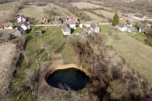'Hố tử thần' xuất hiện sau cơn địa chấn gây chết người tại Croatia