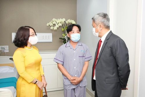 Thứ trưởng Bộ Y tế thăm chàng trai từng phải sống với 'gương mặt quỷ'