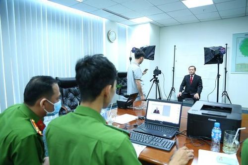 Công an tăng ca xuyên đêm cấp căn cước công dân gắn chíp