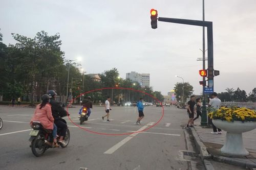 Biển báo 'Đèn đỏ được phép đi thẳng' lộ nhiều bất cập