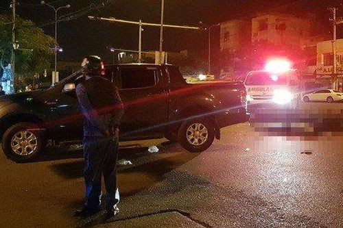 Xe máy va chạm với xe bán tải trong đêm, 3 người thương vong