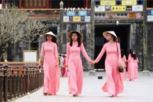 Mang áo dài truyền thống được miễn phí tham quan di tích Huế