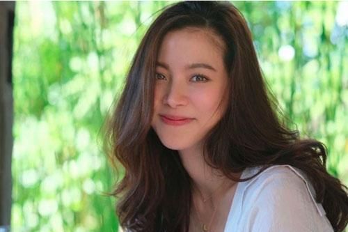 Loạt ảnh thẻ thời đi học là bằng chứng cho việc Baifern đẹp từ nhỏ, thêm thành tích học tập thế này bảo sao không yêu cho được!