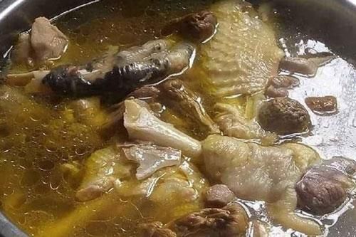 Khi hầm gà, việc cho nước vào và hầm trực tiếp là một sai lầm lớn, bạn hãy thêm một bước nữa là món gà hầm rất ngon và bổ dưỡng