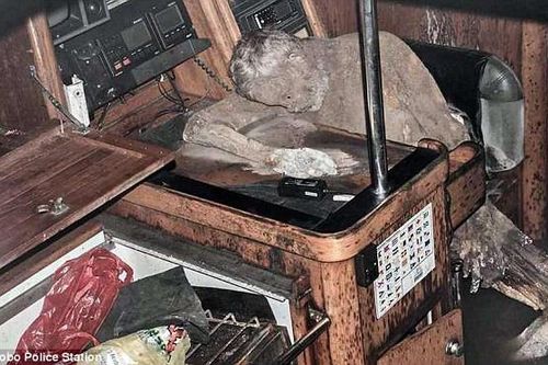 Phát hiện xác ướp người đàn ông gục chết trên chiếc thuyền dạt vào bờ, các nhà khoa học cũng sững sờ không giải thích được điều kỳ lạ trước mắt