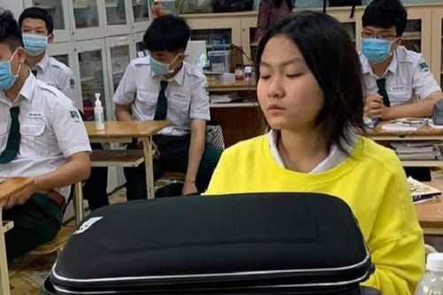 Nữ sinh vác theo cả một vali to đùng đến lớp, thứ bên trong một thực sự khiến nhiều người ngỡ ngàng